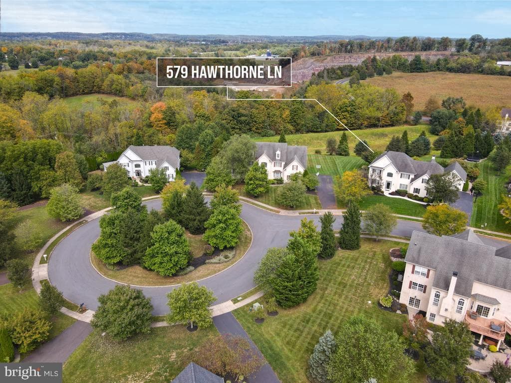 579 Hawthorne Lane photo 6