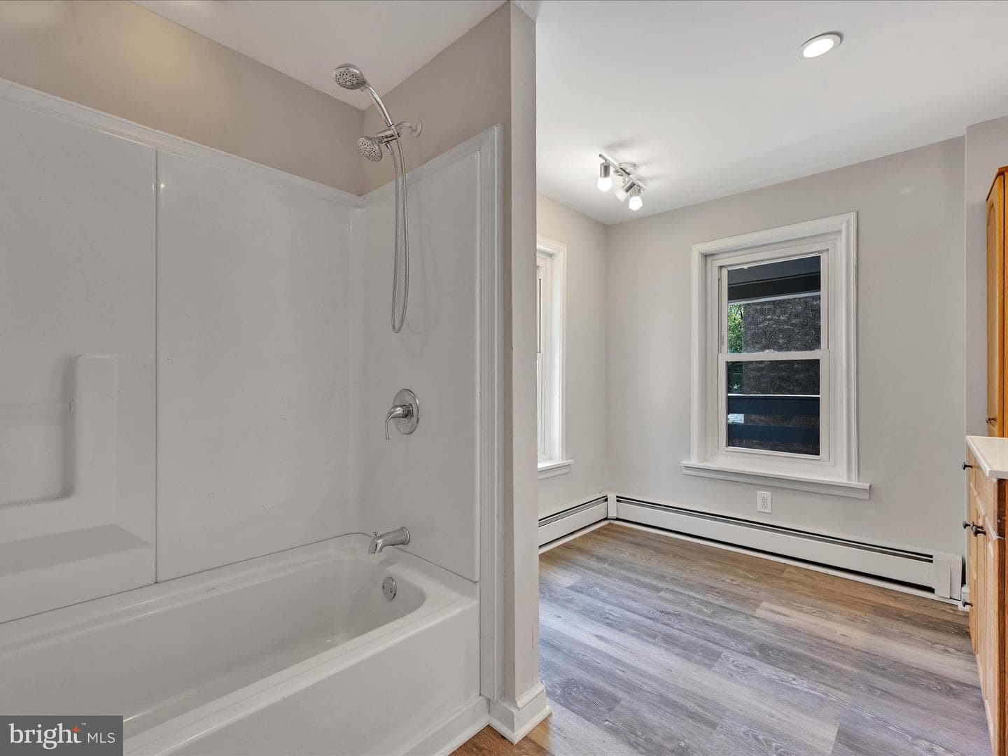 76 N York Street photo 25