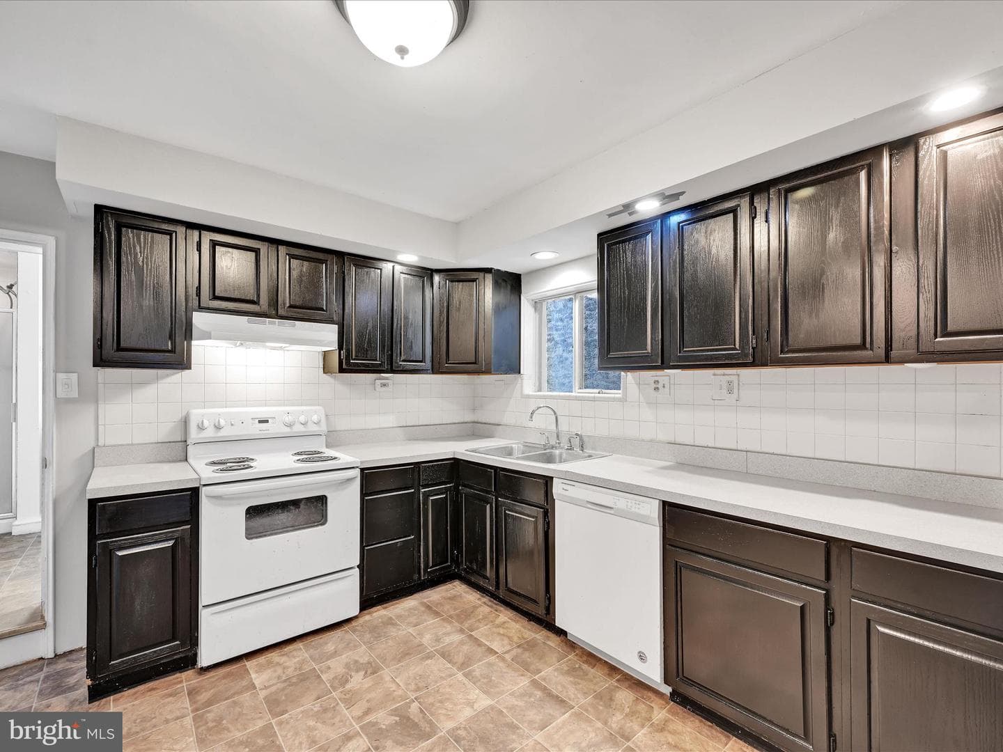 76 N York Street photo 6