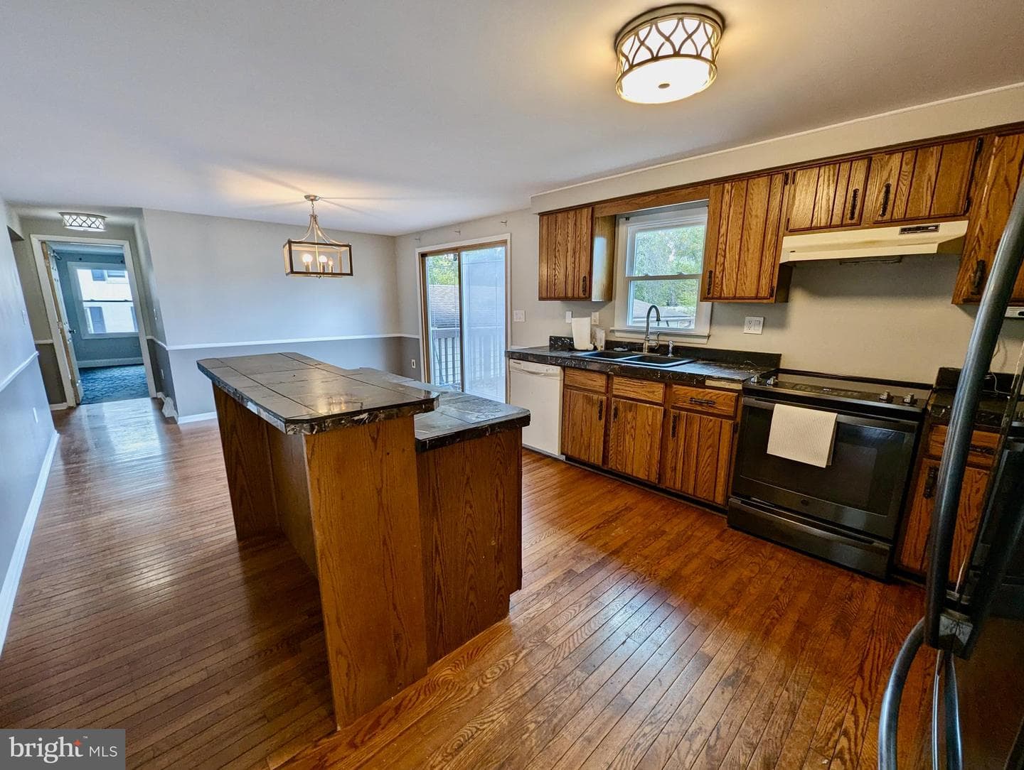 1407 Maple Avenue photo 8