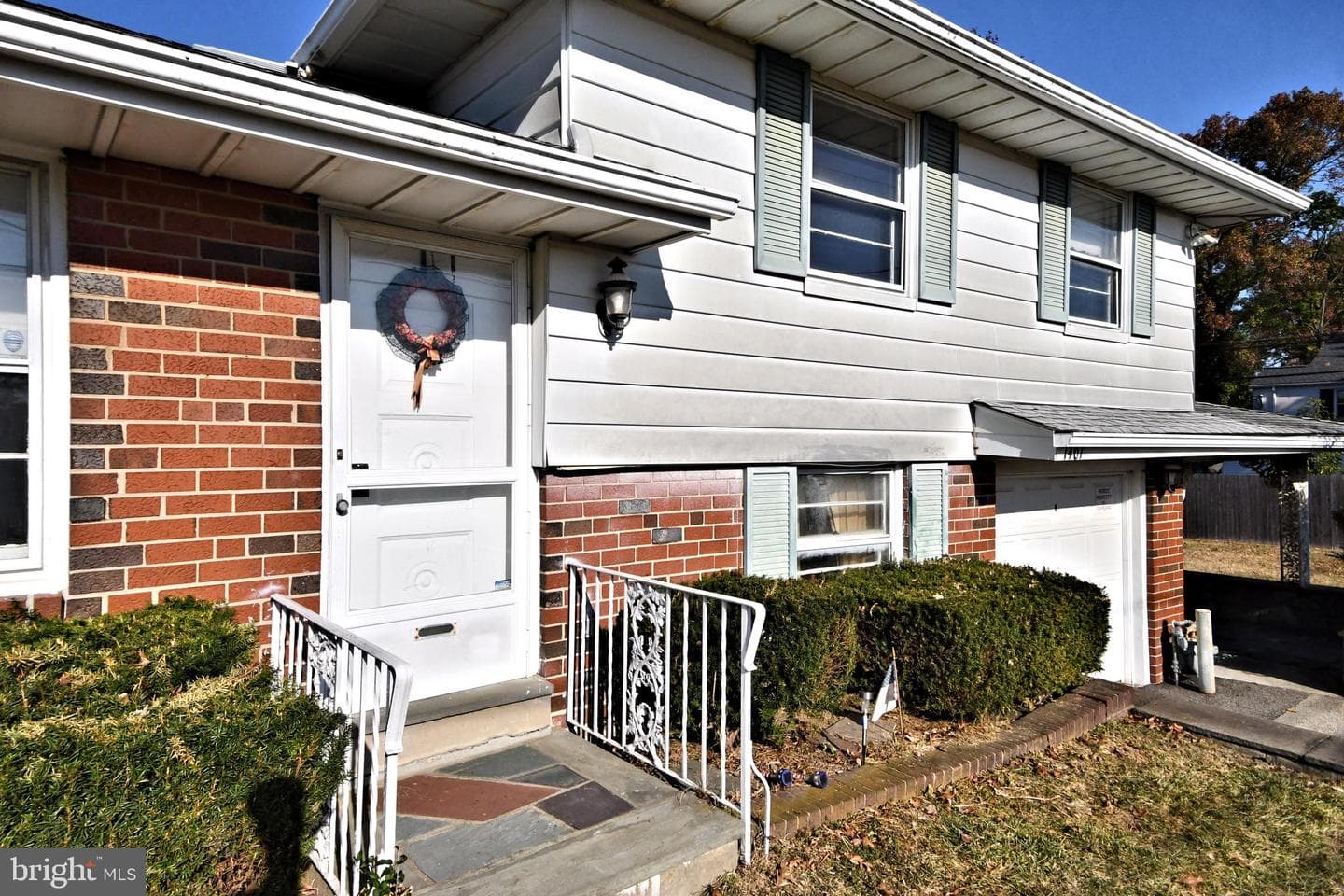 1401 E Mermaid Lane photo 2