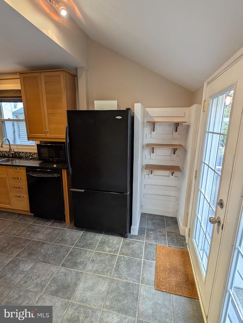 75 Holland Avenue photo 12