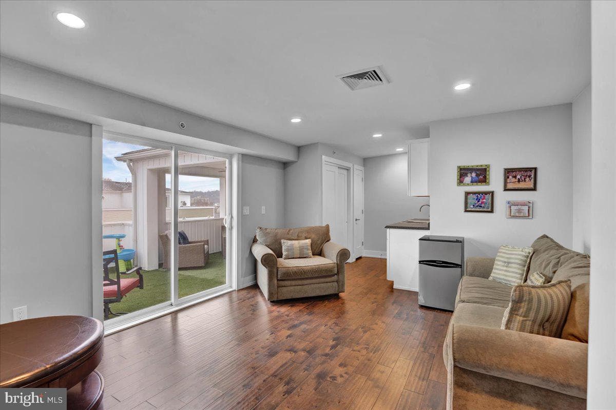 364 W 7th Avenue photo 5