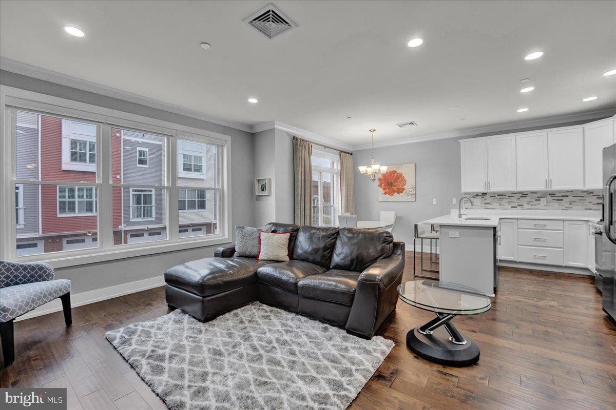 364 W 7th Avenue photo 8