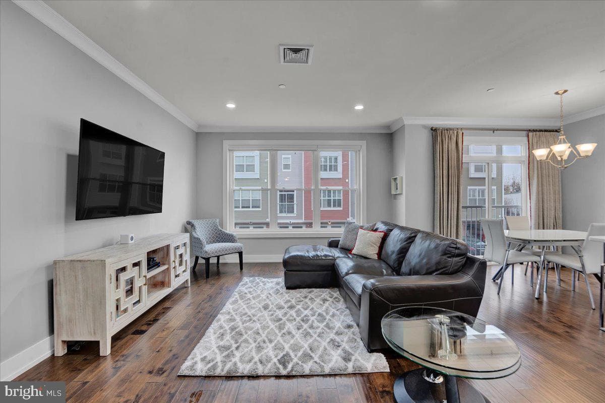 364 W 7th Avenue photo 9