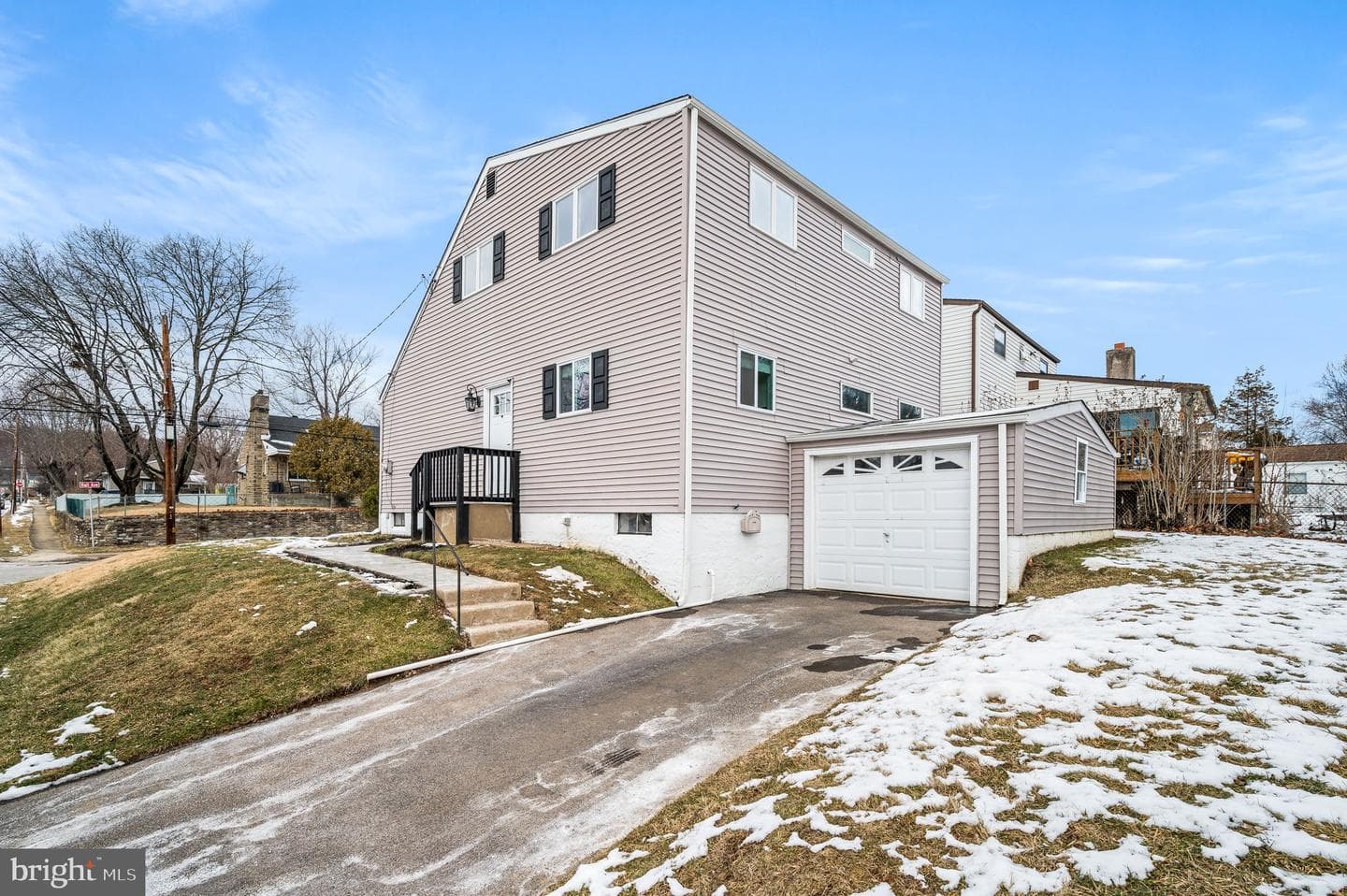 1129 Hall Avenue photo 4