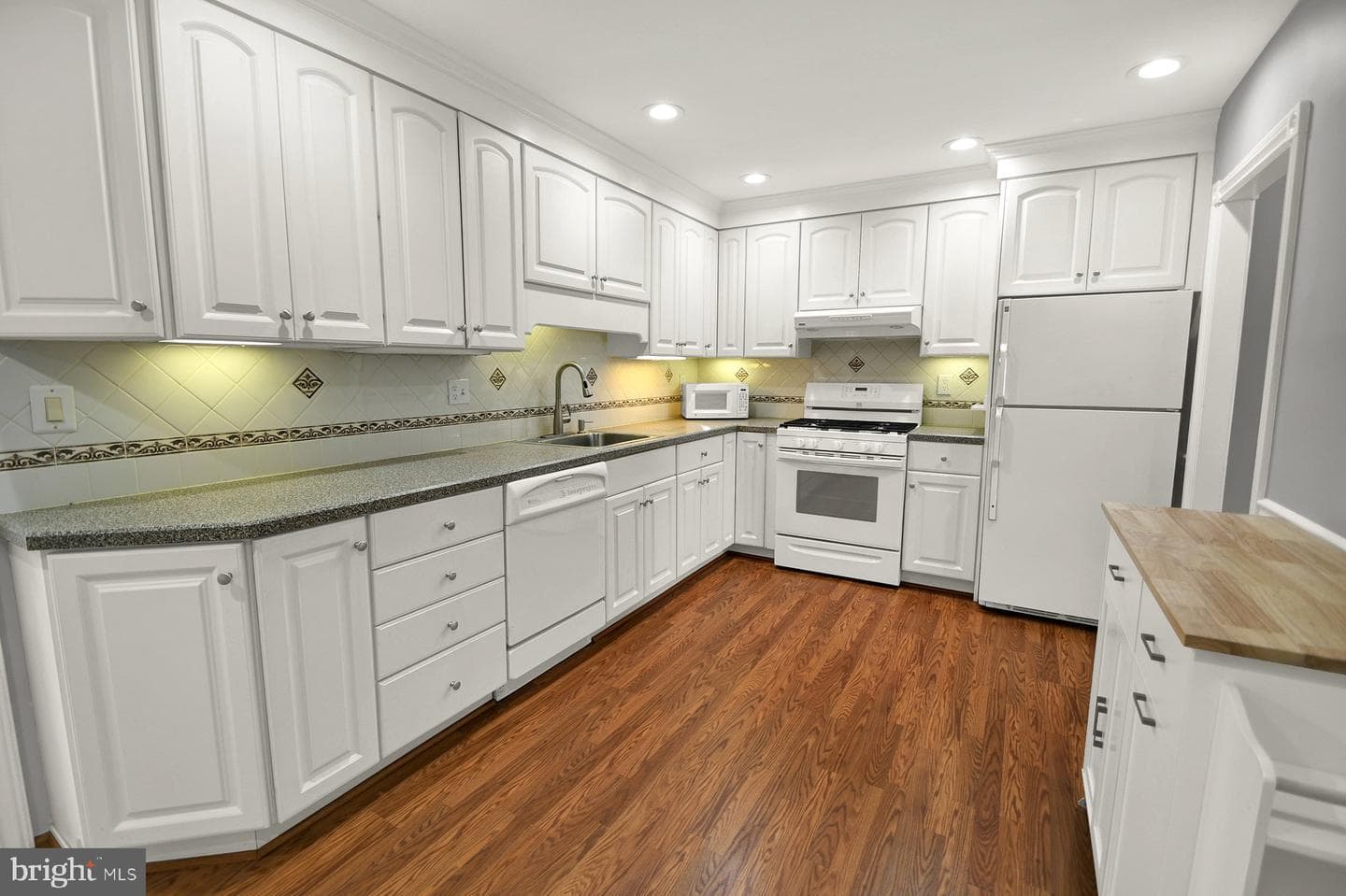 721 Sandalwood Ln photo 16