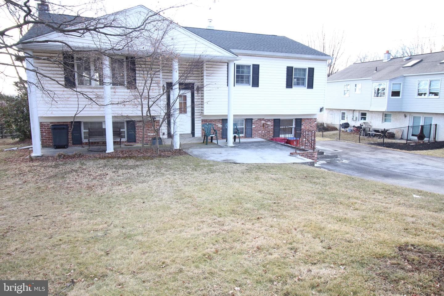2820 Village Green Lane photo 1