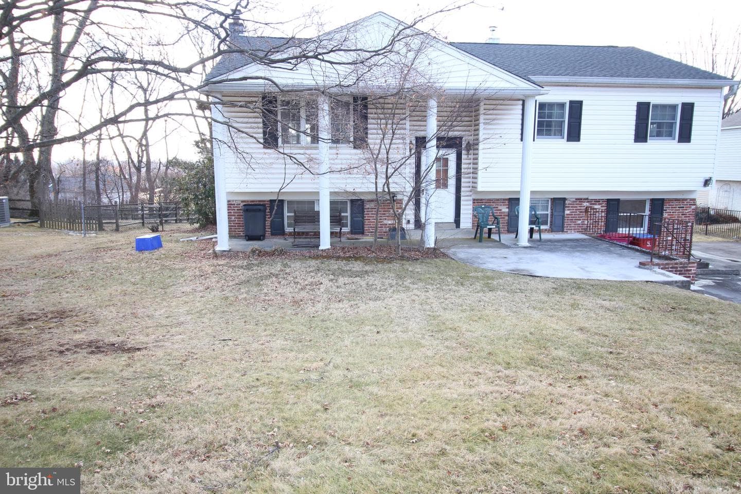 2820 Village Green Lane photo 2