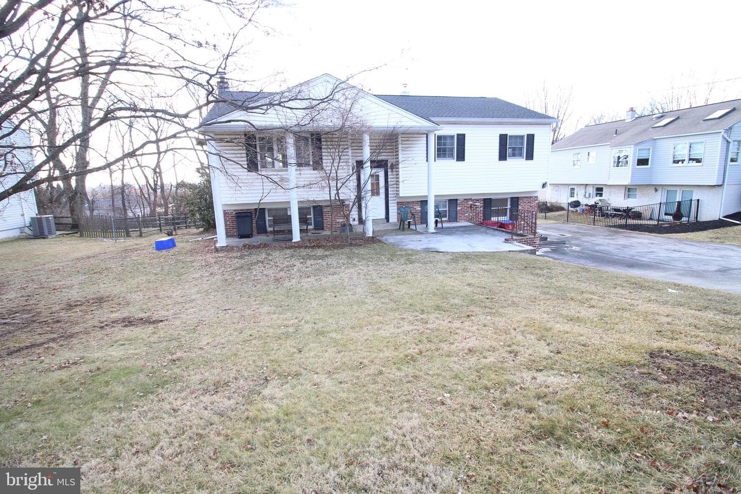 2820 Village Green Lane photo 3