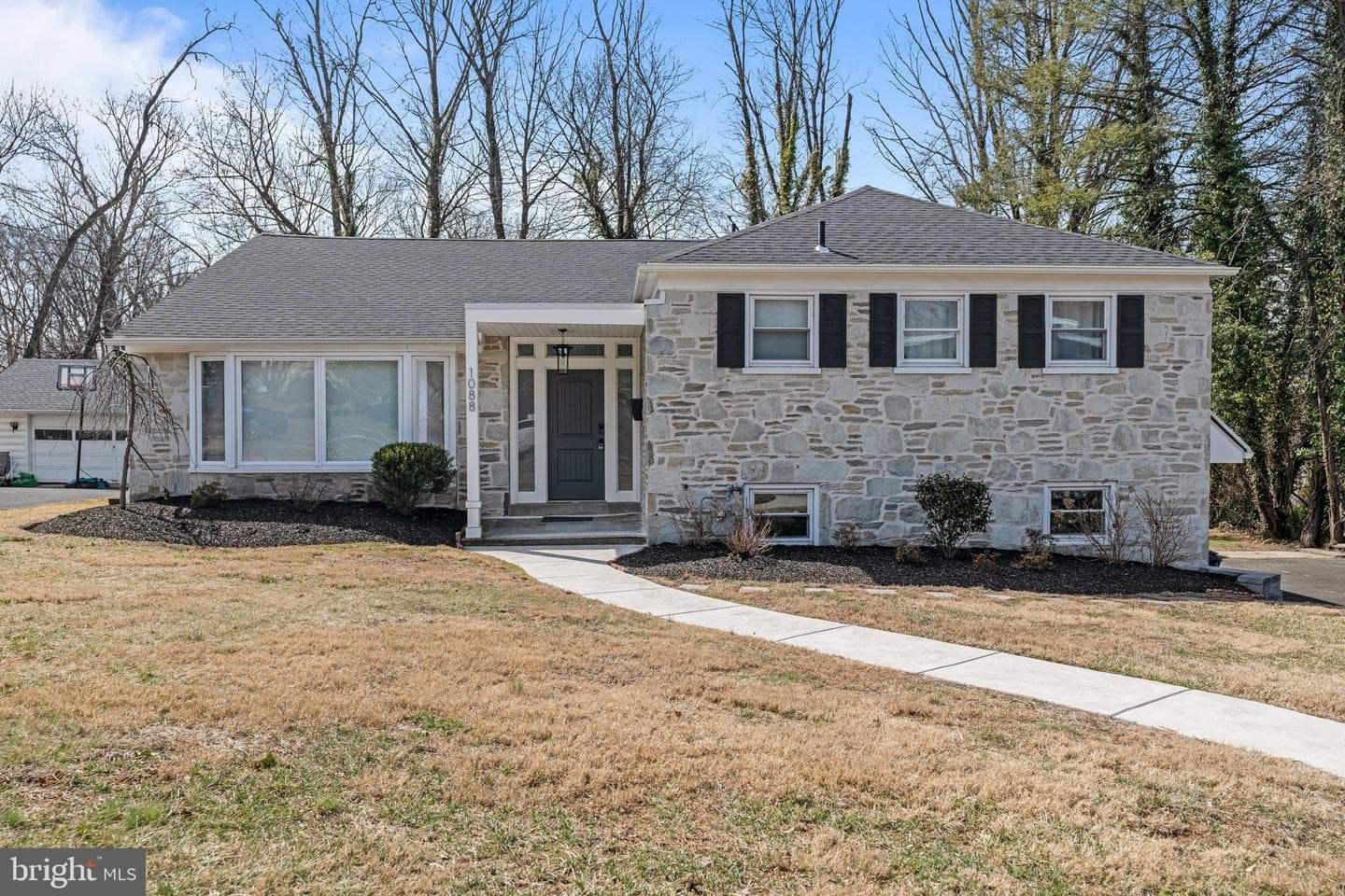 1088 Sparrow Road photo 2