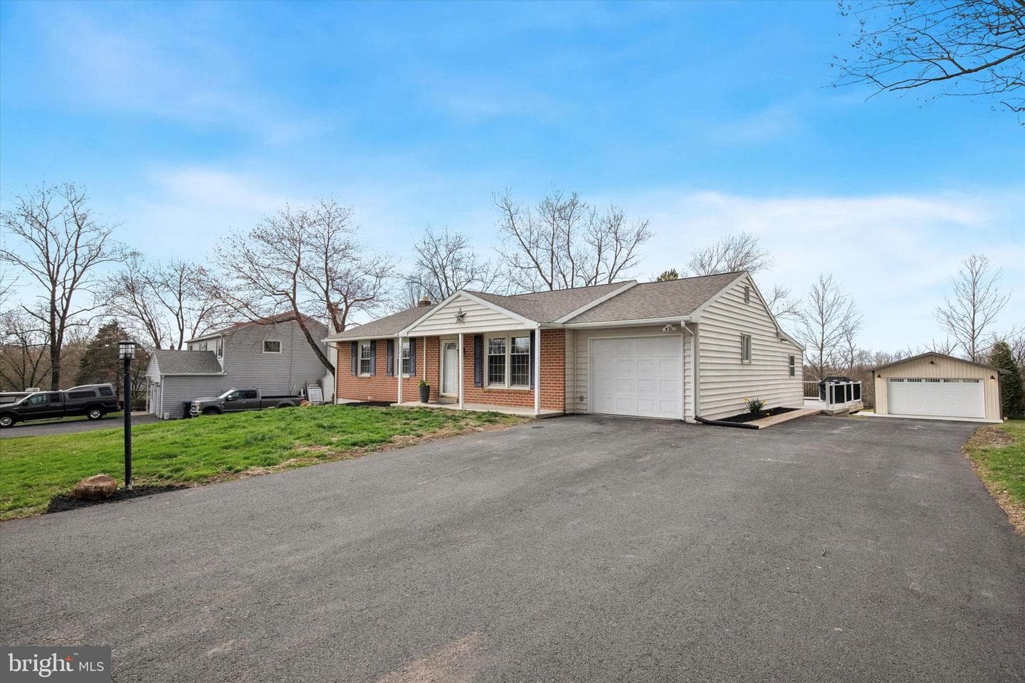 323 Bow Lane photo 3