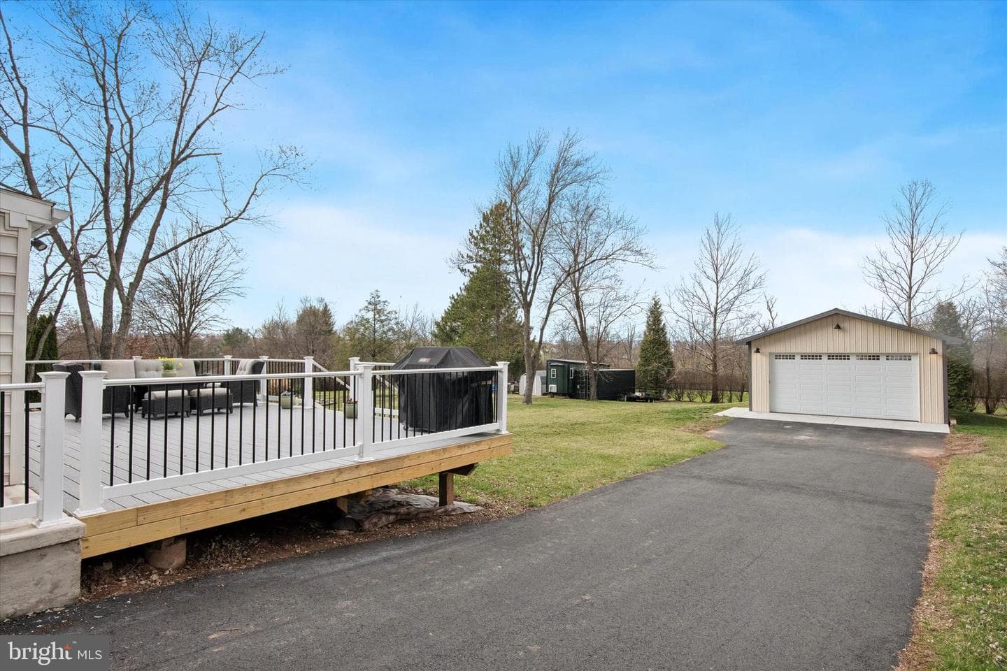 323 Bow Lane photo 32