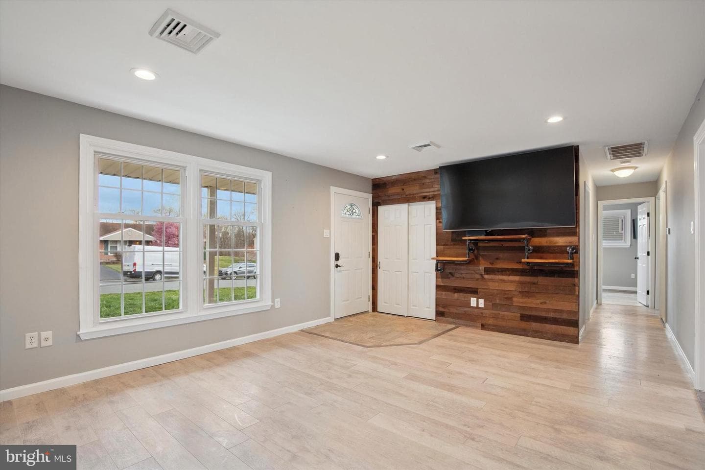 323 Bow Lane photo 7
