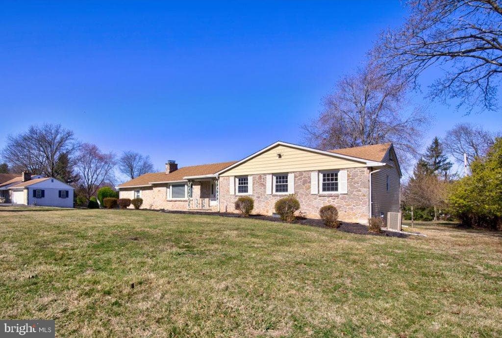 3015 Hemlock Drive photo 2