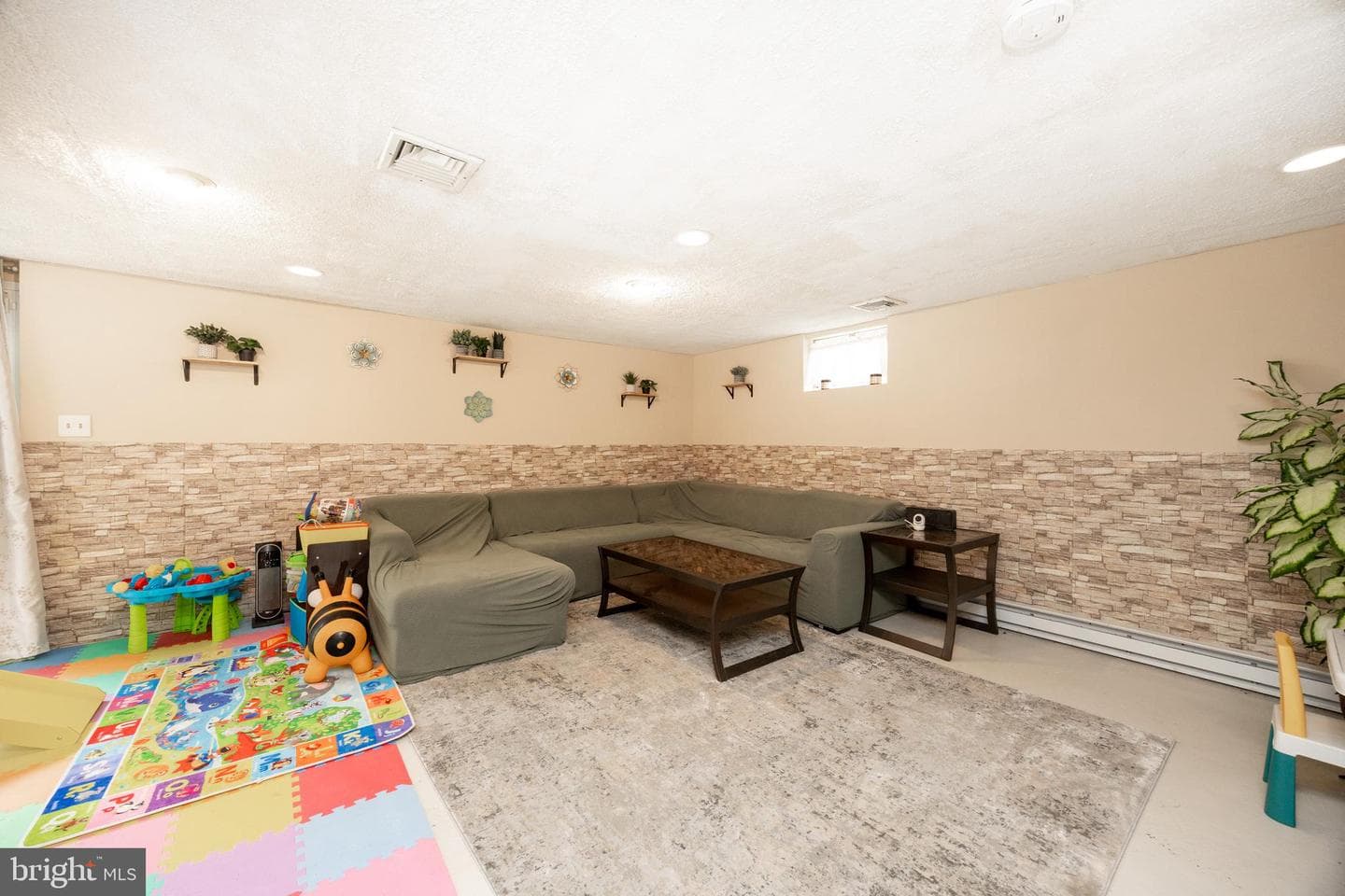 637 Upland Street photo 27