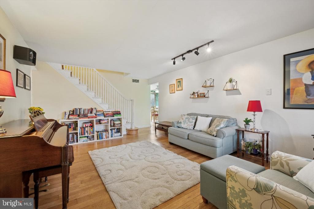 2042 Wharton Road photo 4
