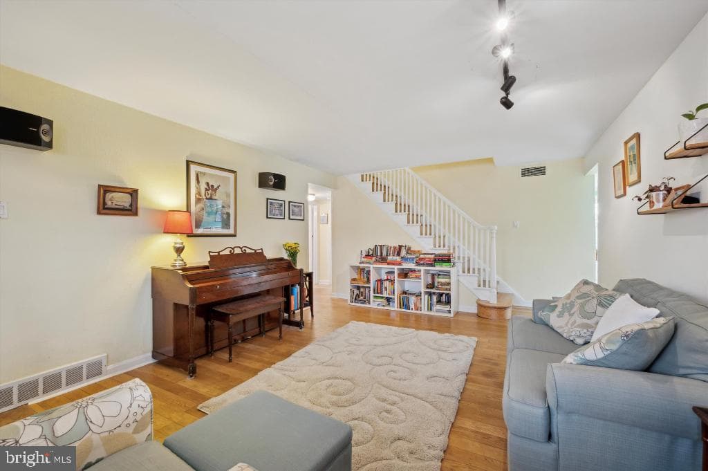 2042 Wharton Road photo 5