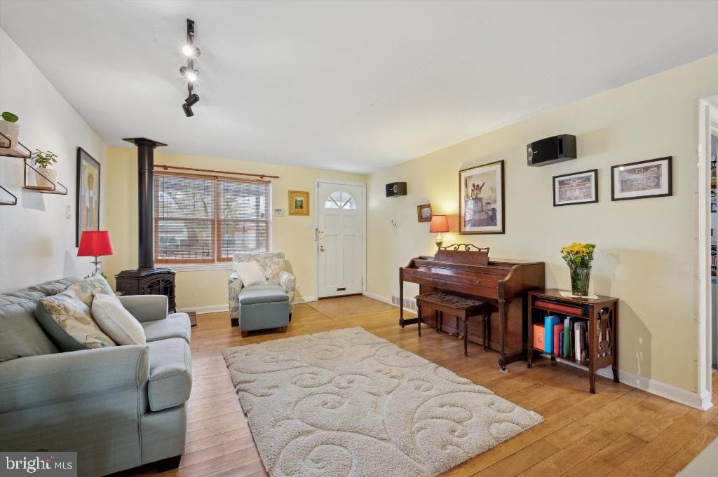 2042 Wharton Road photo 6
