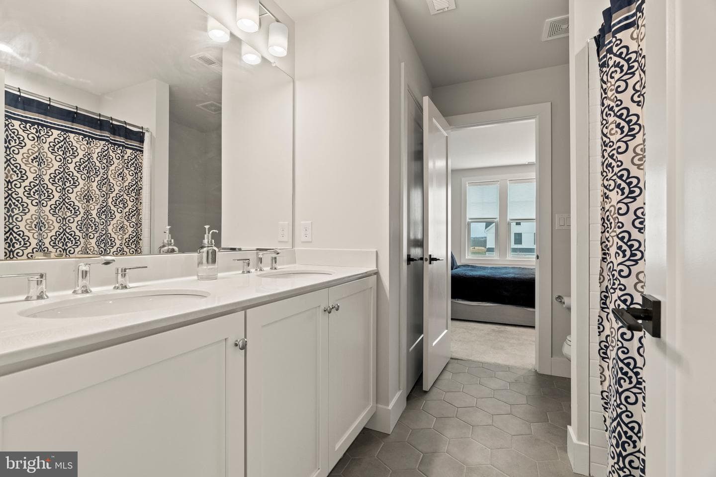 407 E Chestnut Way photo 41