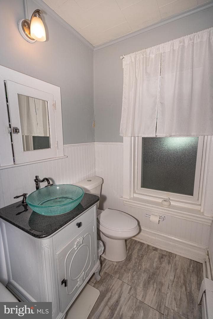 917 Queen Street photo 24
