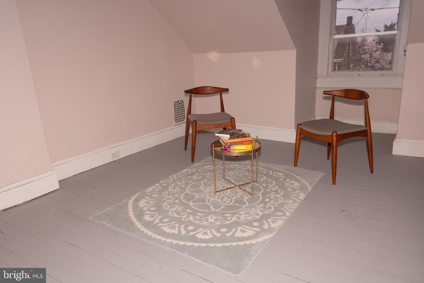 917 Queen Street photo 27