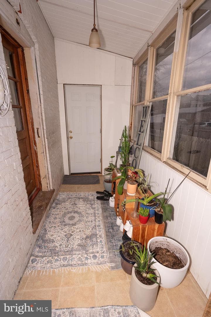 917 Queen Street photo 30