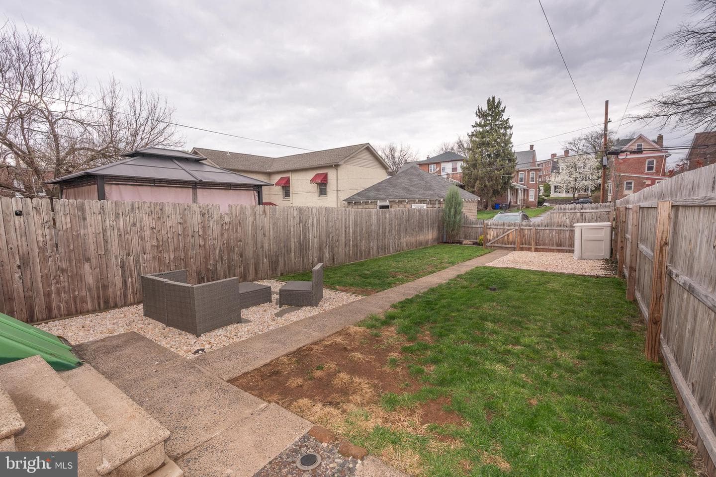917 Queen Street photo 32
