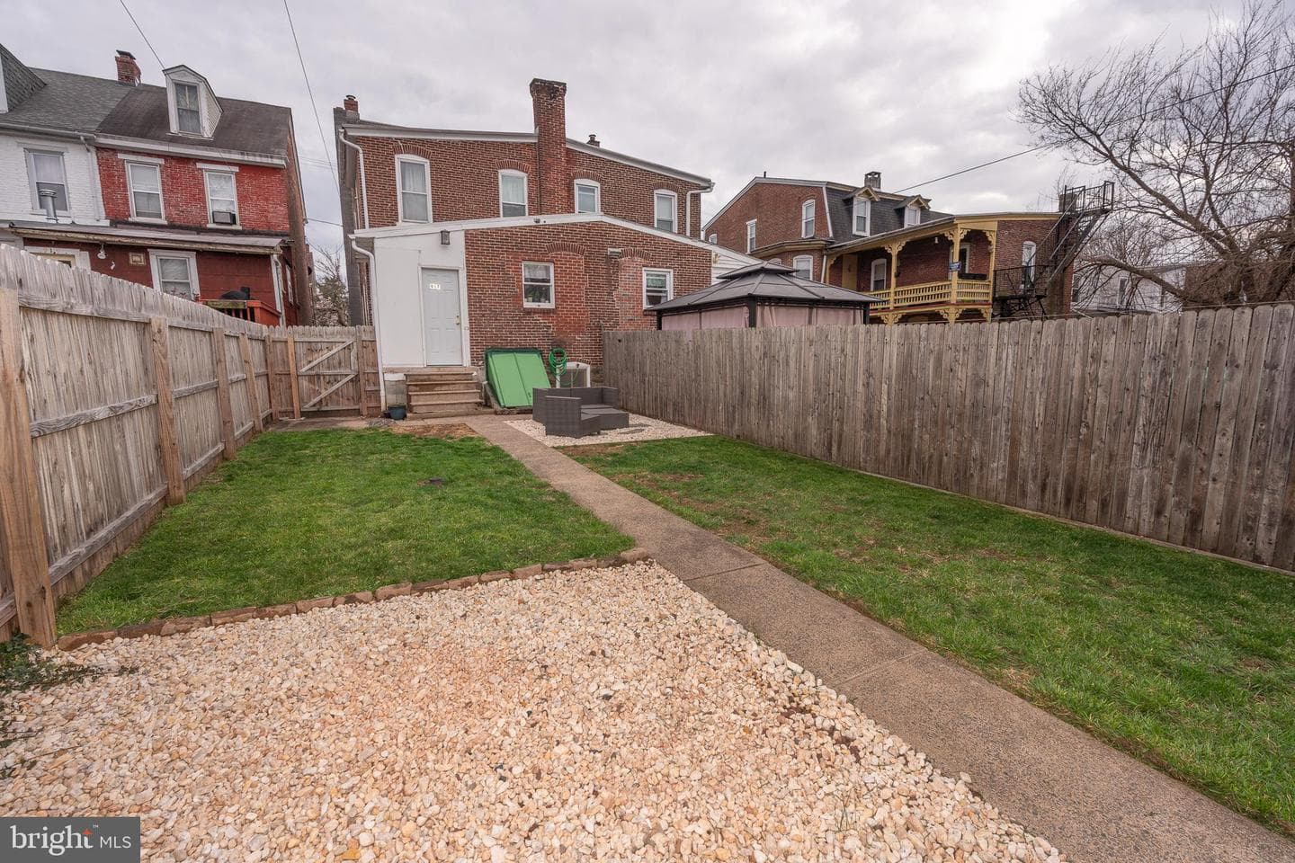 917 Queen Street photo 33