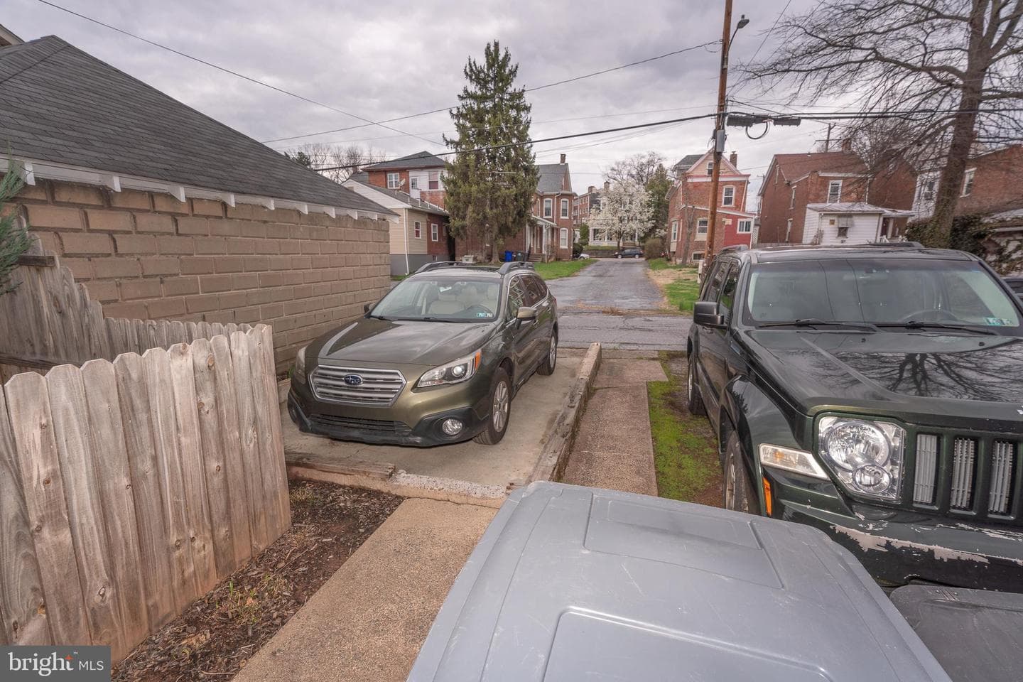 917 Queen Street photo 34