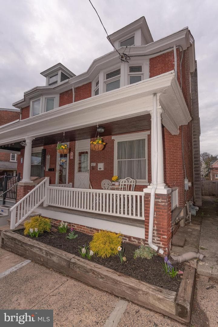 917 Queen Street photo 36