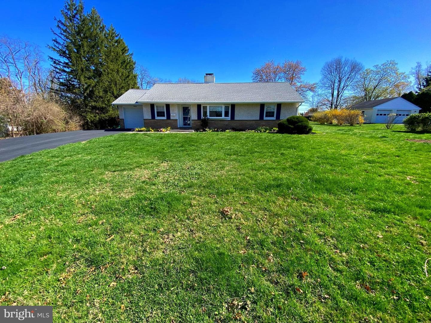 1022 Sparrow Road photo 2