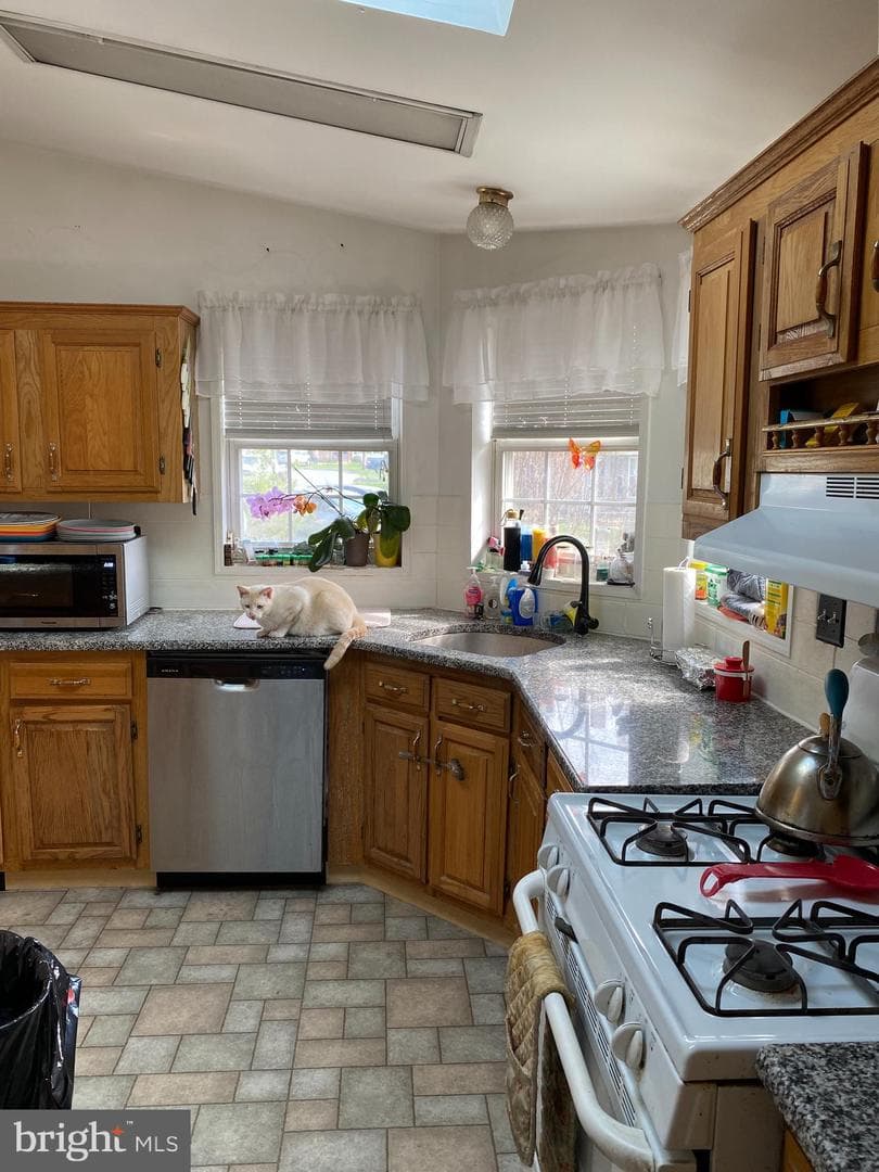 33 Longwood Court E photo 5