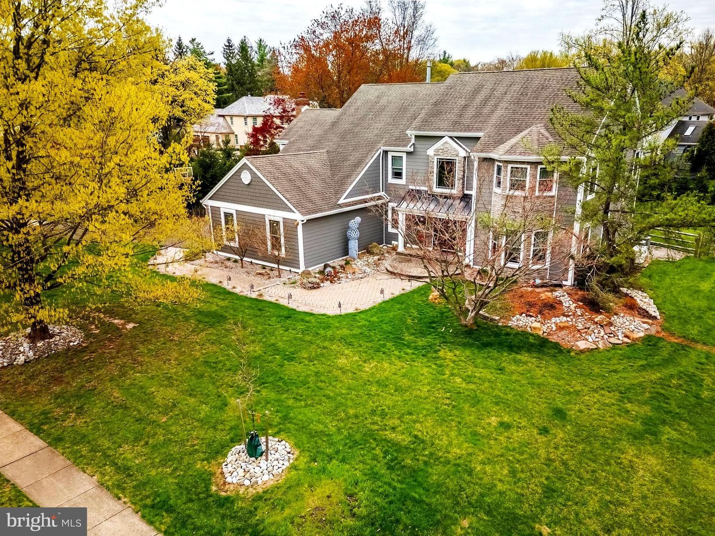 290 Ridings Way photo 2
