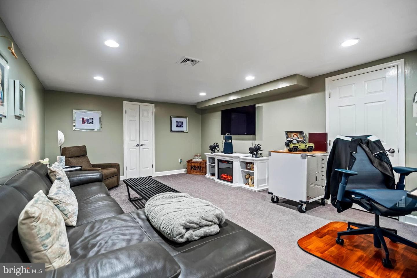 290 Ridings Way photo 37