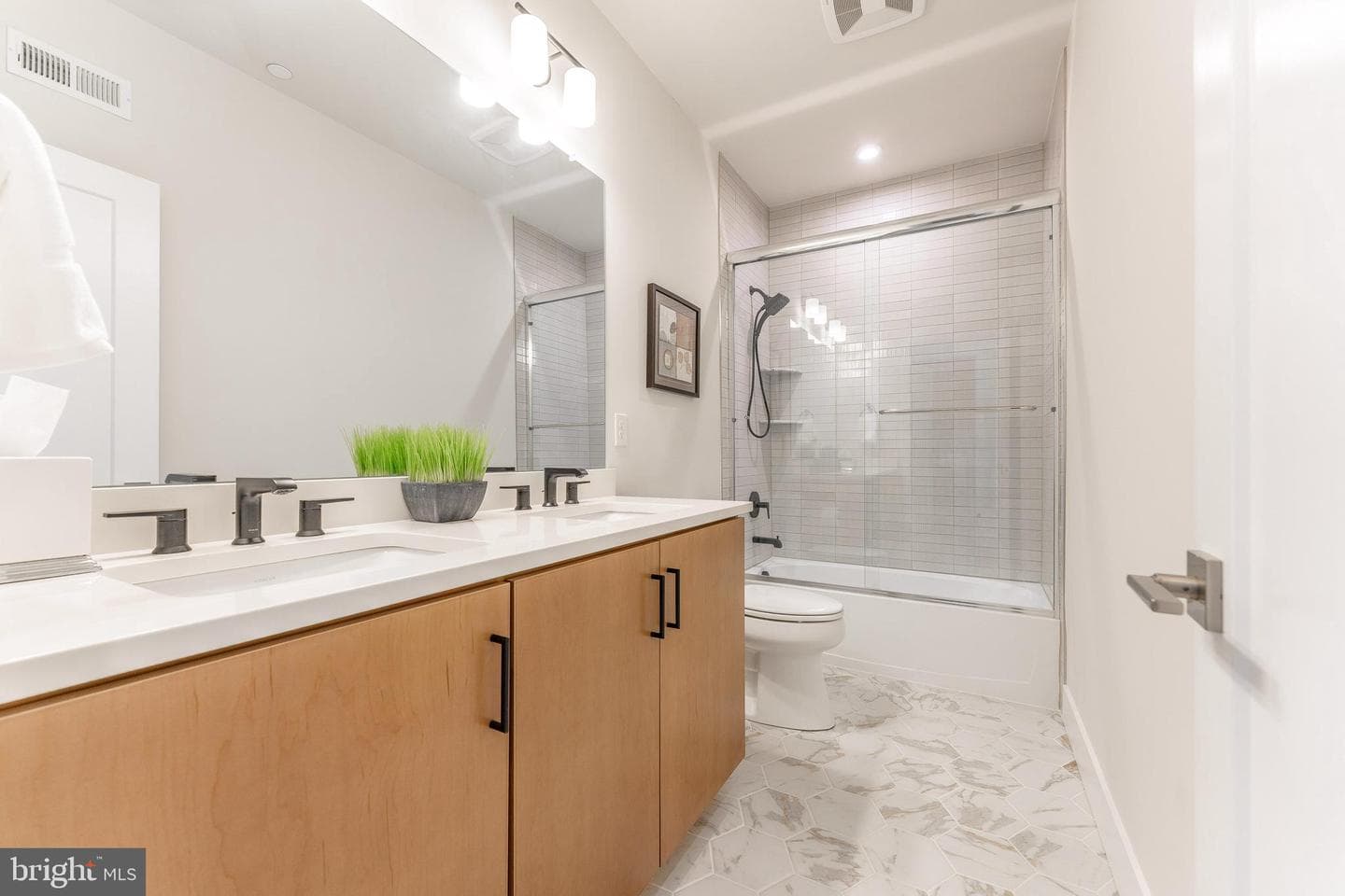 913 Laurens Alley photo 36