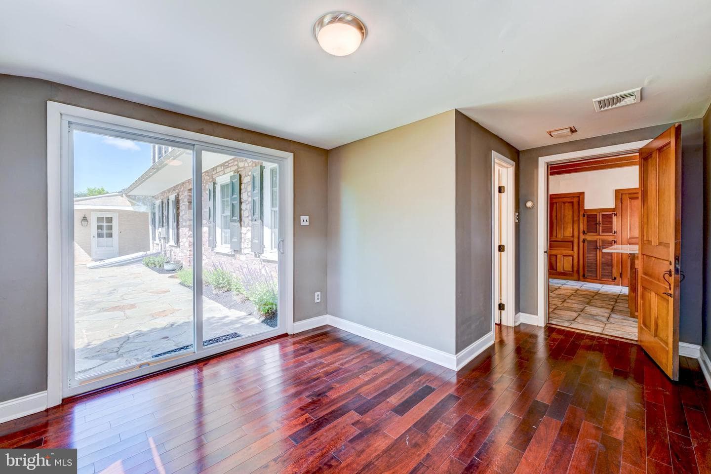895 Summerset Place photo 30