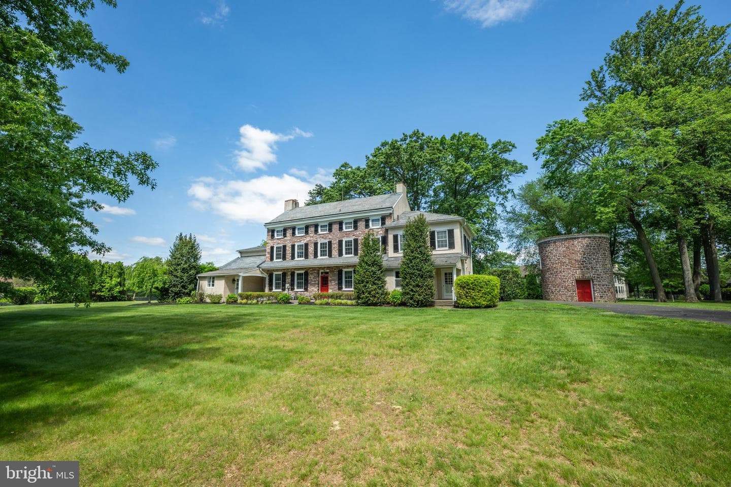 895 Summerset Place photo 4
