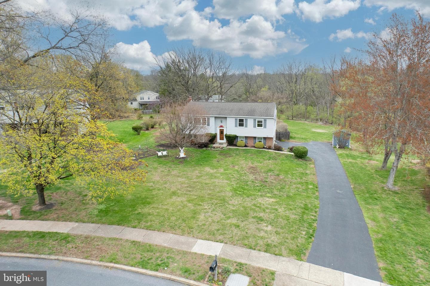961 Crest Road photo 2