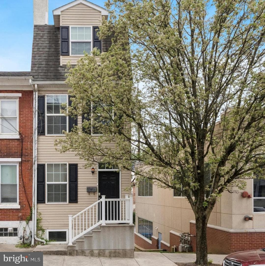 379 E Elm Street photo 1