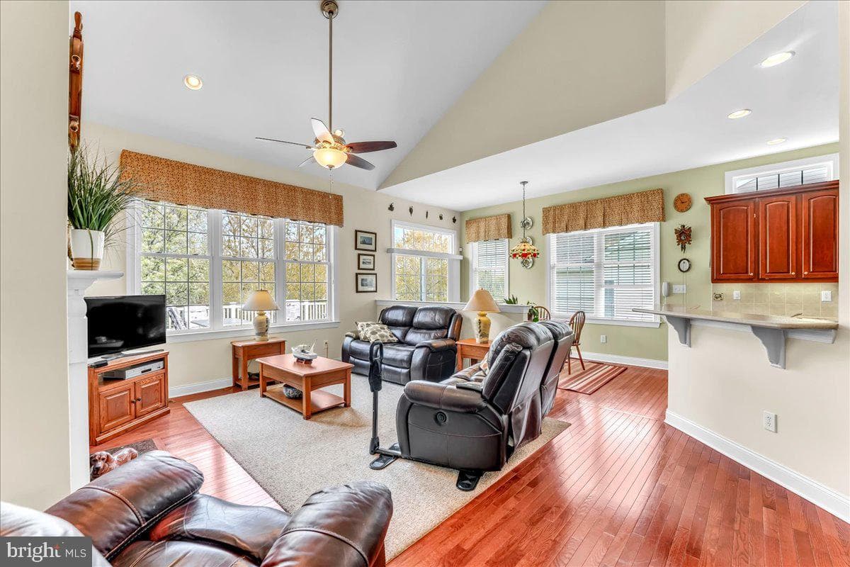 480 Peters Way photo 4