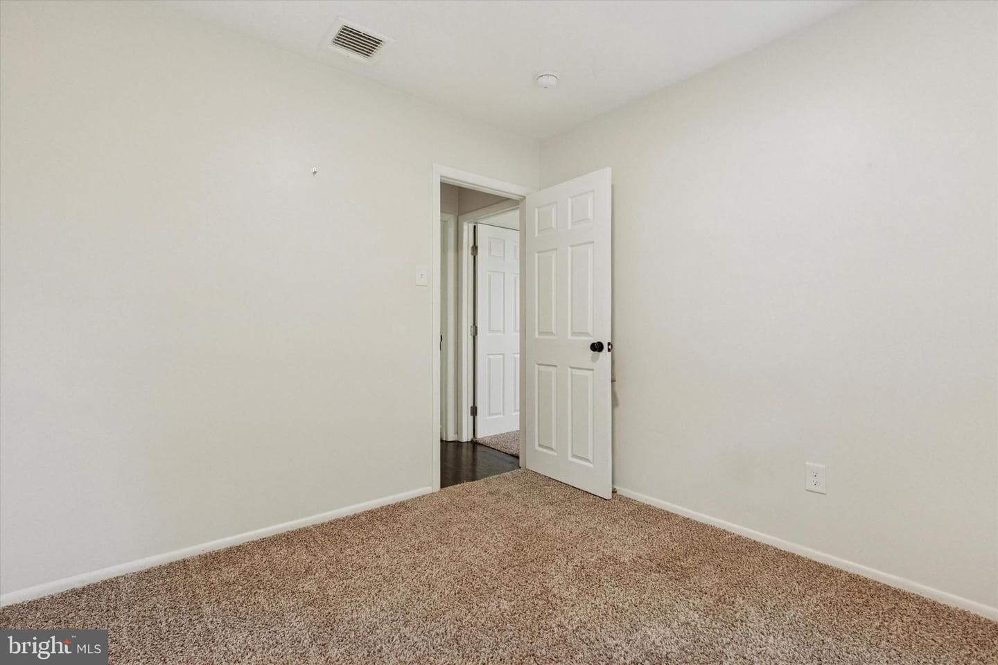 1523 Heather Place photo 15