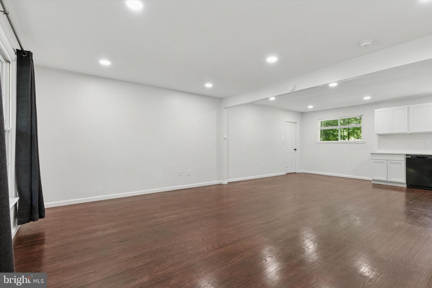 1523 Heather Place photo 3