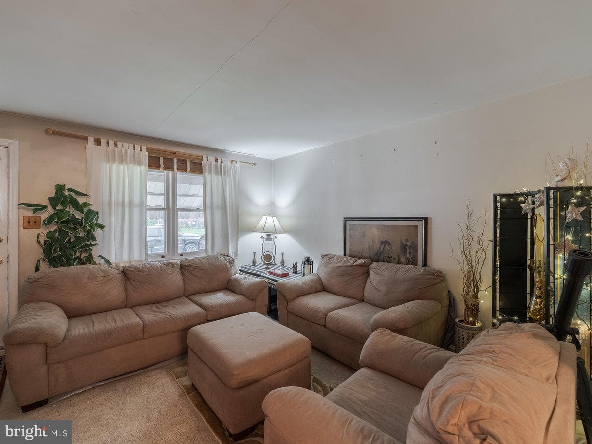 909 Noble Street photo 11