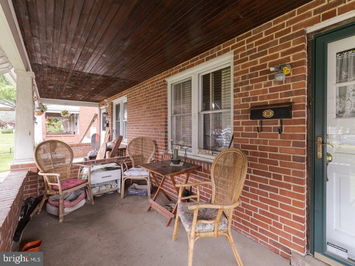 909 Noble Street photo 2