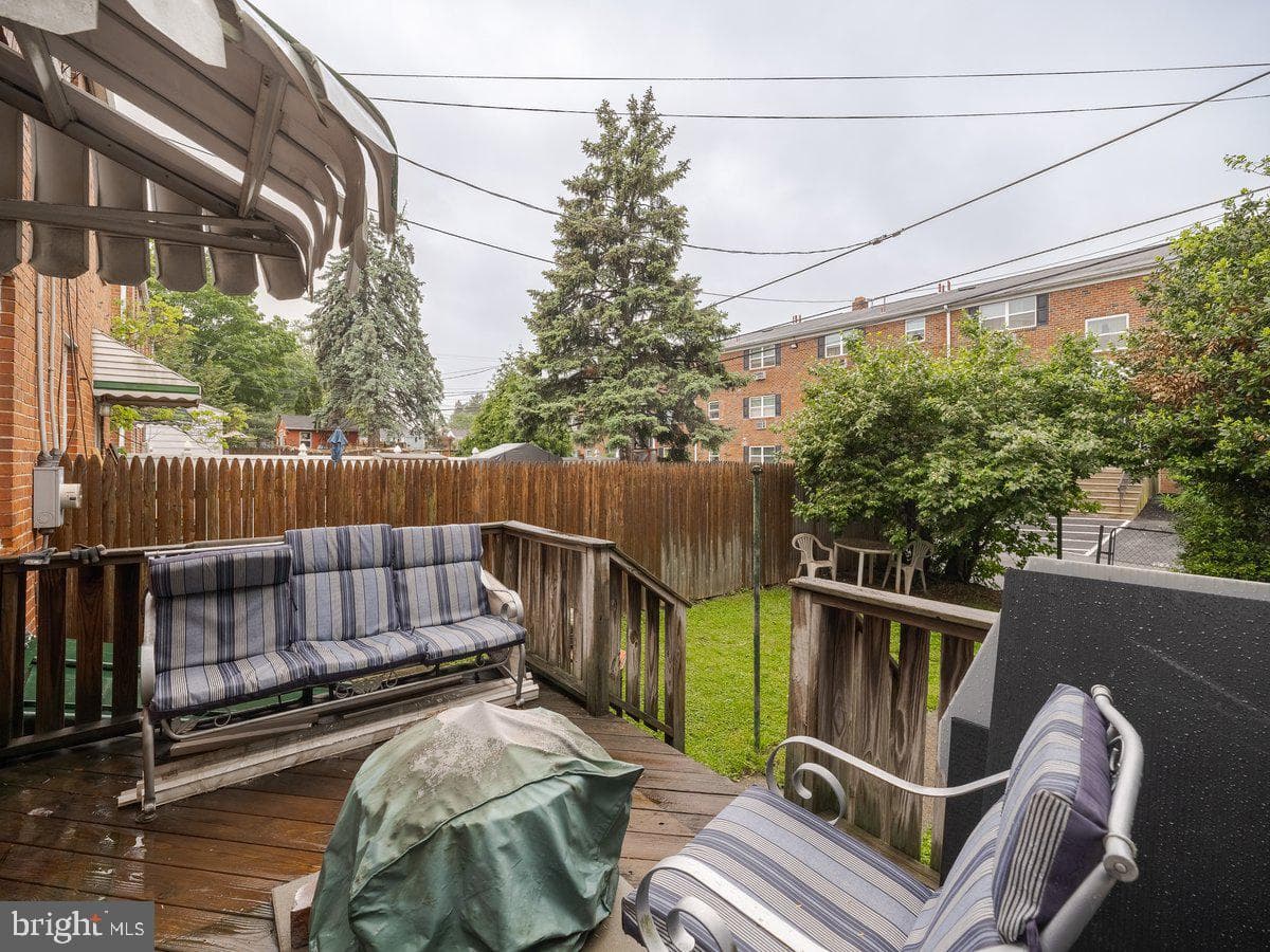 909 Noble Street photo 23