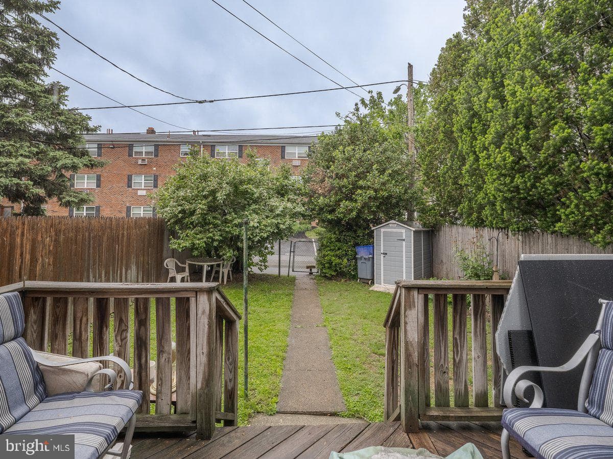 909 Noble Street photo 25