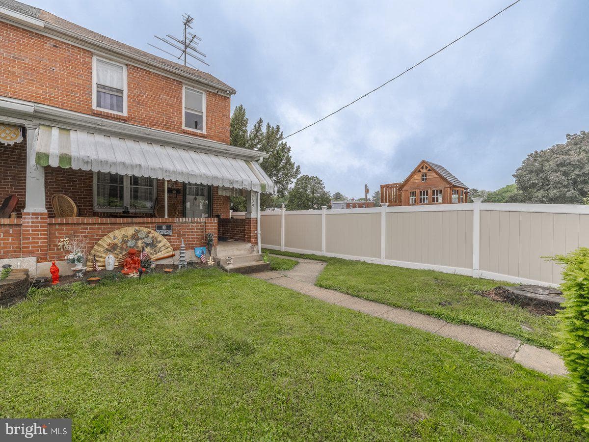 909 Noble Street photo 3