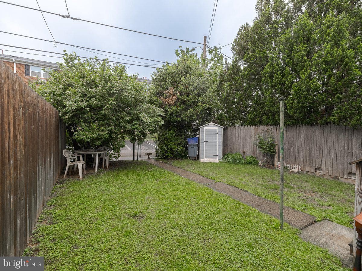 909 Noble Street photo 4