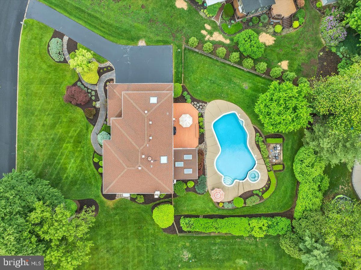 704 Buckley Road photo 2